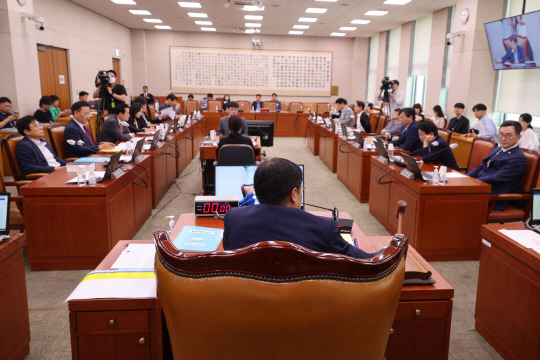 24일 오전 국회에서 열린 법제사법위원회 전체회의에서 김도읍 위원장으로부터 사회권을 위임받은 국민의힘 측 간사인 정점식 의원이 20분간 정회를 선언하고 있다.  연합뉴스